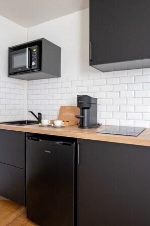 Micro-ondes, four, plaque de cuisson, cafetière/bouilloire