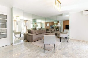 TV, offices - Luxueux Appartement avec Terrasses à la Croisette (Cannes)