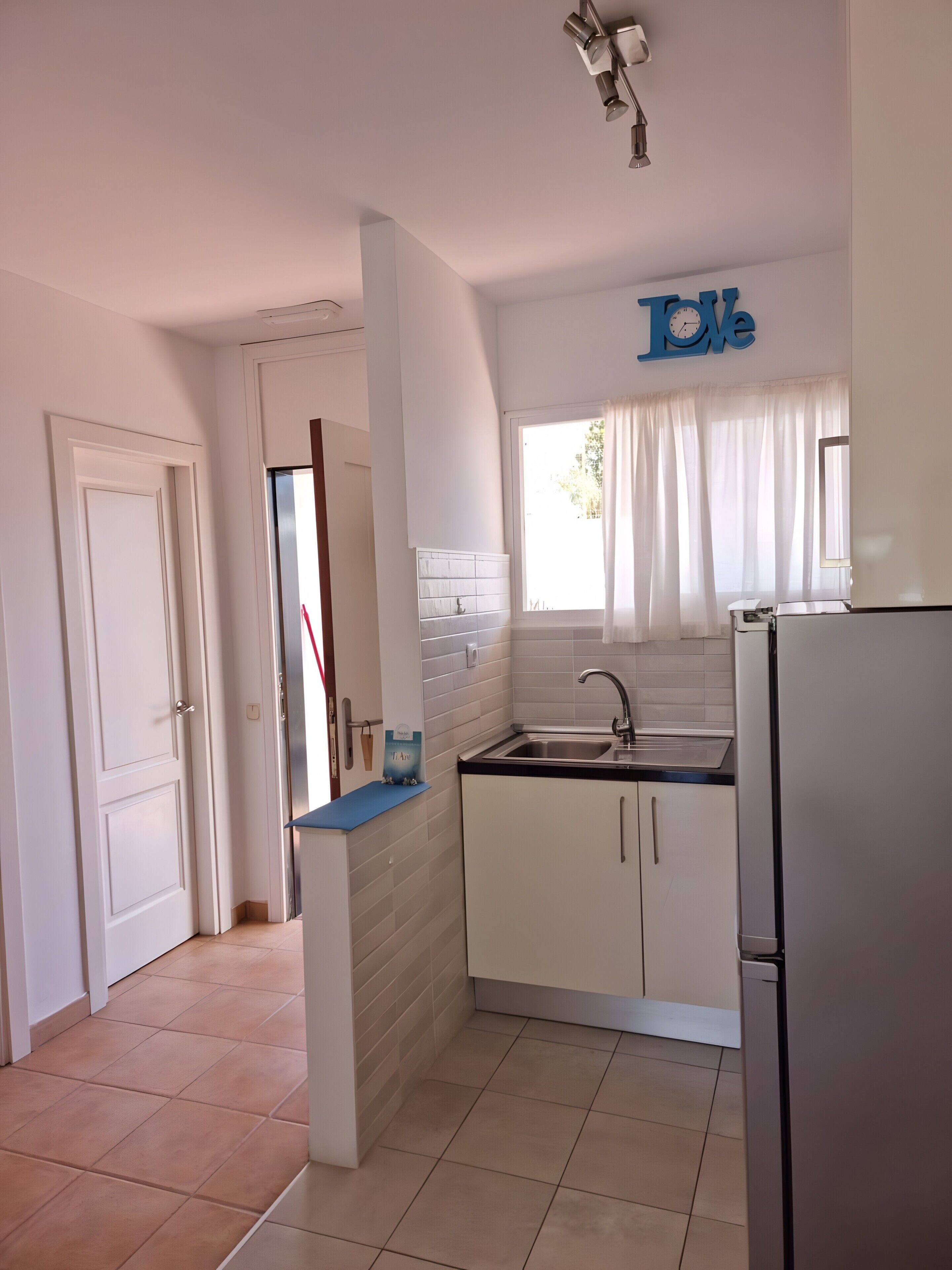 Geladeira, micro-ondas, cooktop, cafeteira/chaleira