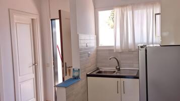 Geladeira, micro-ondas, cooktop, cafeteira/chaleira