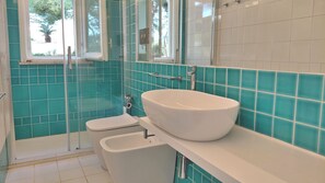 Dusche, Haartrockner, Bidet, Handtücher
