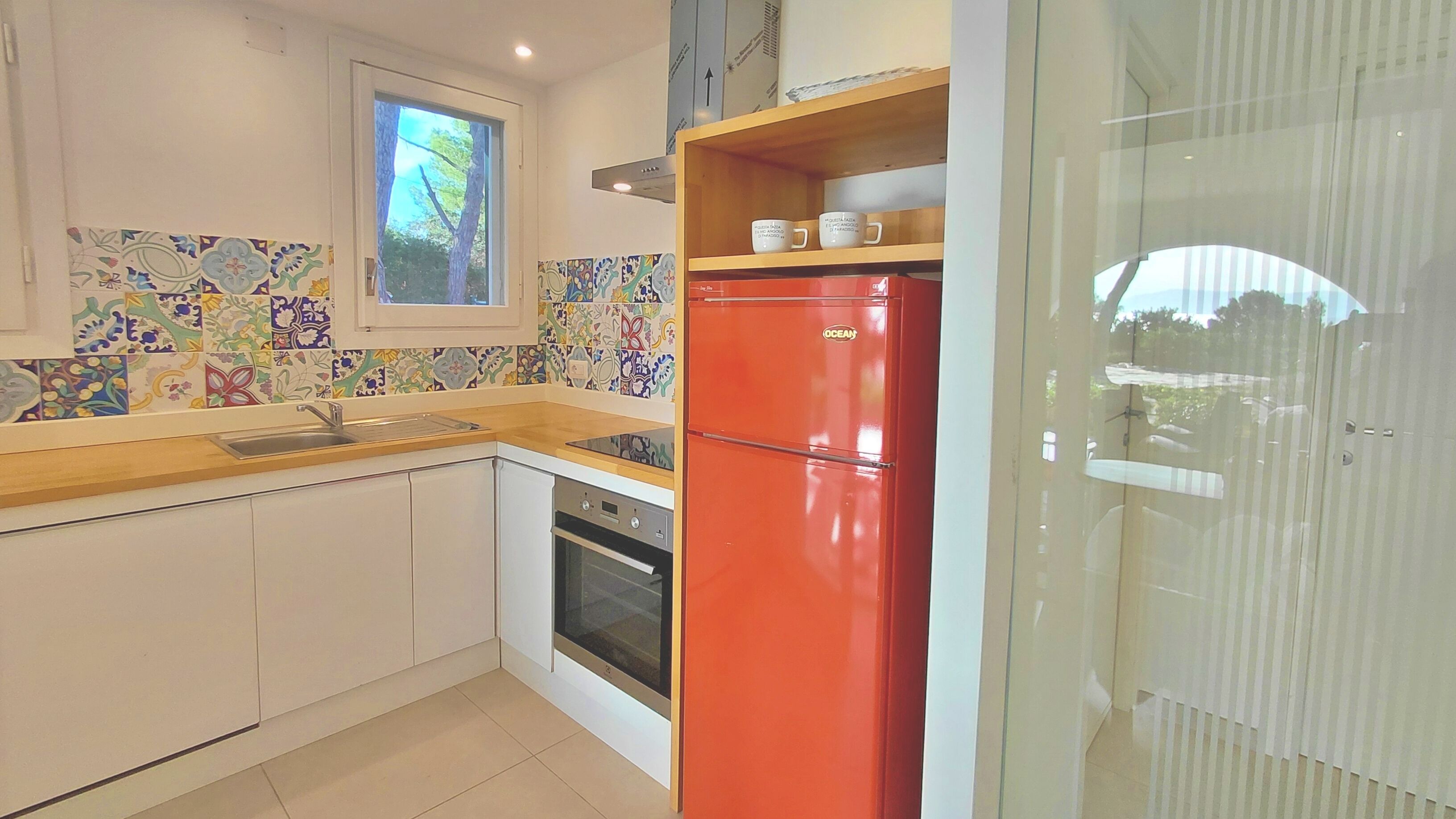 ثلاجة، ميكروويف، فرن، موقد طهي مسطح