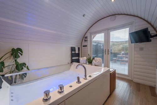 Apex Studio Pod & Jacuzzi Bath