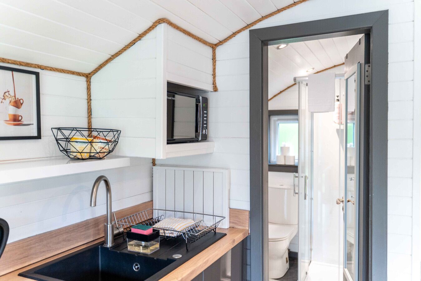 Frigorífico, tostadora y utensilios de cocina