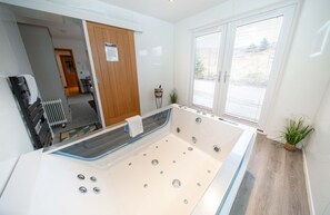 Hair dryer, towels - Ben View Room & Jacuzzi Bath (Fort William)