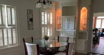 Beautiful 3-bedroom house with a charming sunroom in Albany