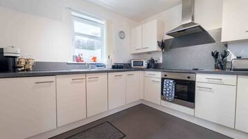 Kühlschrank, Mikrowelle, Ofen, Geschirrspüler