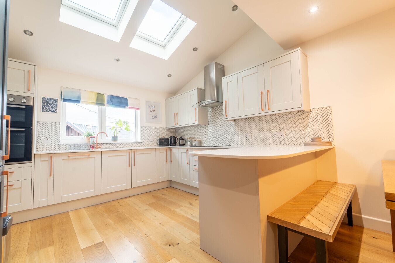 Frigorífico, microondas, horno y lavavajillas