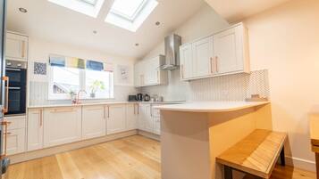 Frigorífico, microondas, horno y lavavajillas