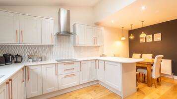 Frigorífico, microondas, horno y lavavajillas