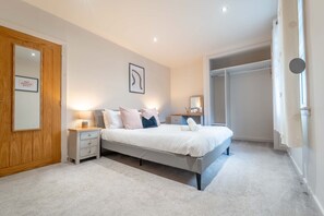 Strykjärn/strykbräda, resesäng, wi-fi och sängkläder