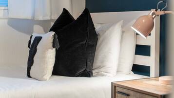 3 slaapkamers, een bureau, een strijkplank/strijkijzer, reisbedje