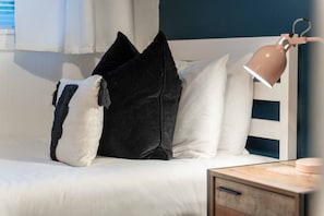 3 slaapkamers, een bureau, een strijkplank/strijkijzer, reisbedje