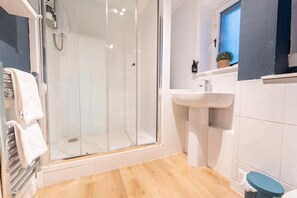 Amenidades de baño gratuitas, secadora de cabello, toallas 