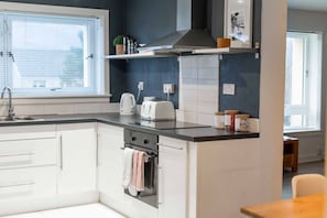 Een koelkast, een magnetron, een oven, een broodrooster