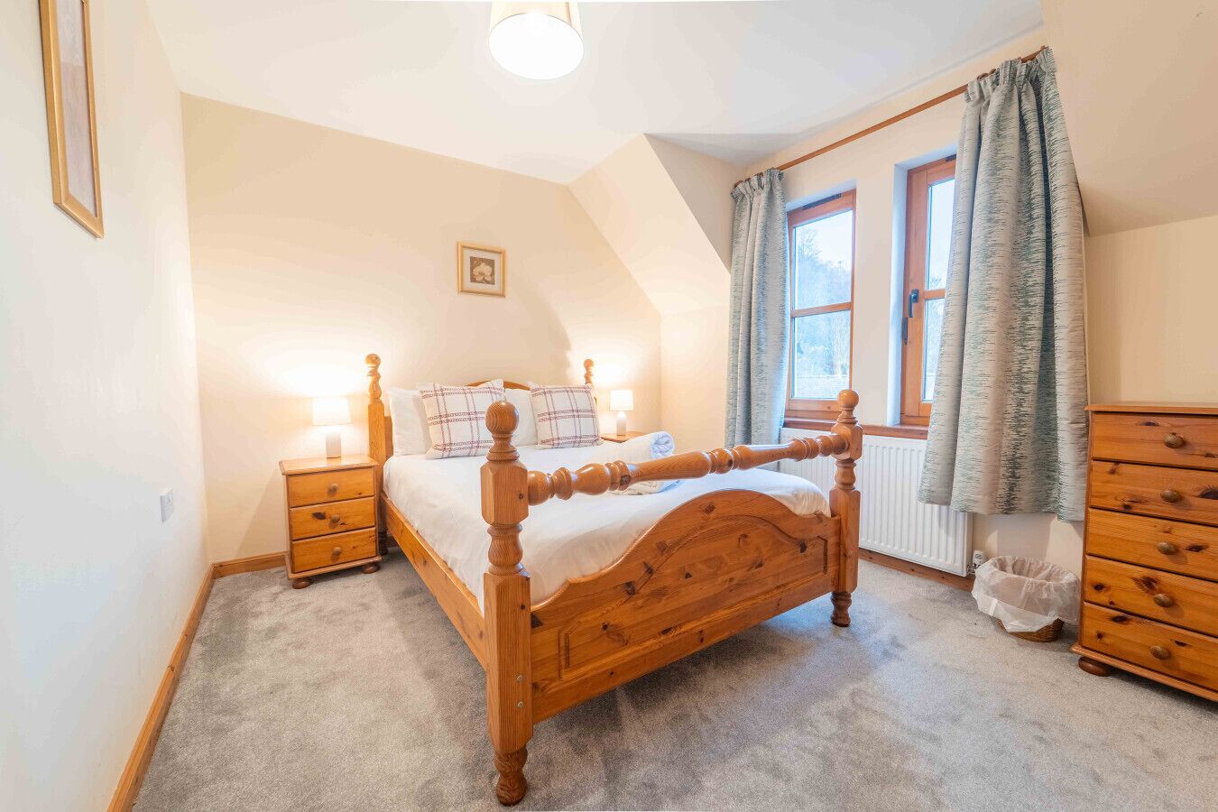 Desk, iron/ironing board, WiFi, bed sheets