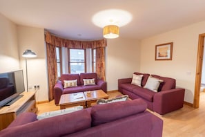 TV, books - Nevis Croft Apartment 3 (Fort William)