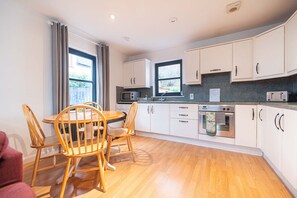 Fridge, microwave, oven, stovetop - Nevis Croft Apartment 1 (Fort William)