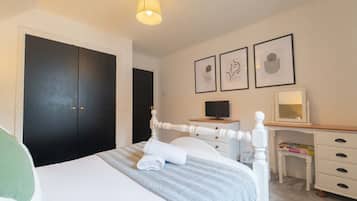 Escritorio, tabla de planchar con plancha, cuna de viaje y wifi