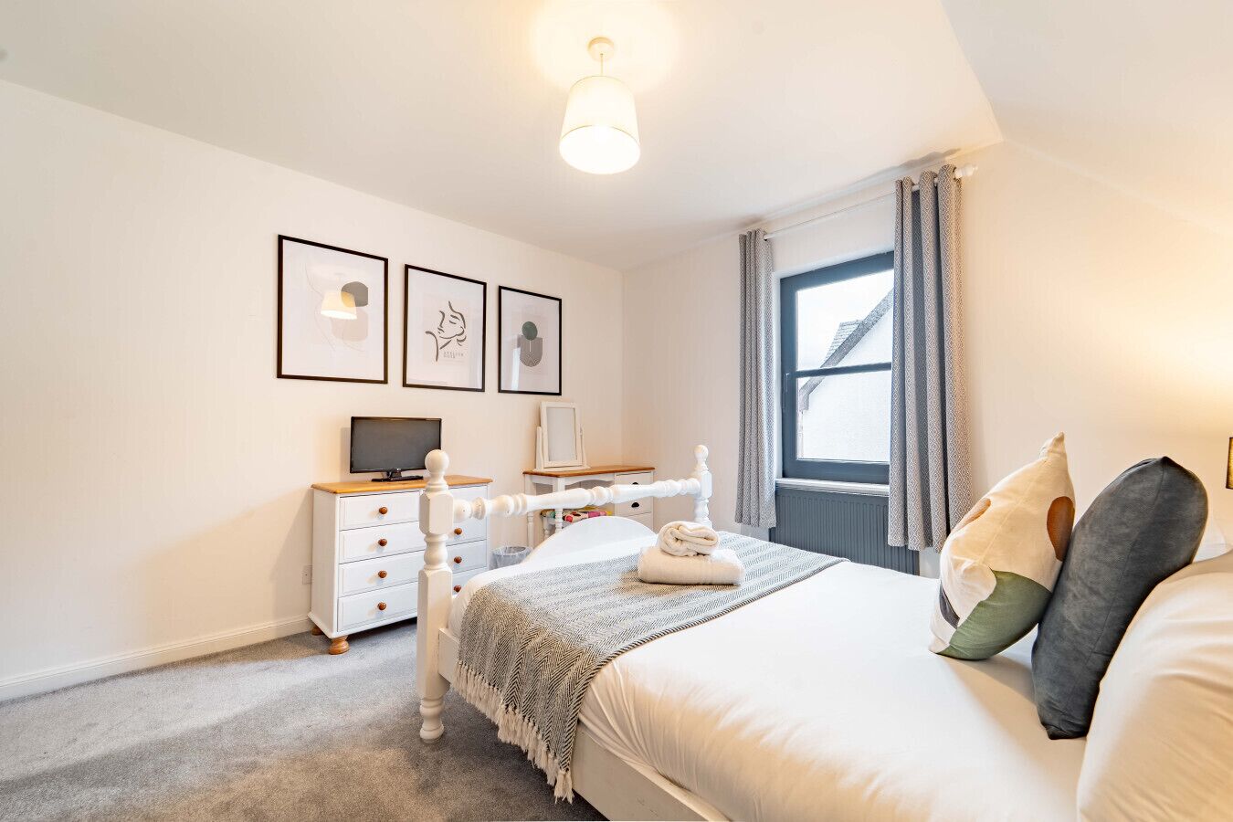 2 Schlafzimmer, Schreibtisch, Bügeleisen/Bügelbrett, Reisekinderbett