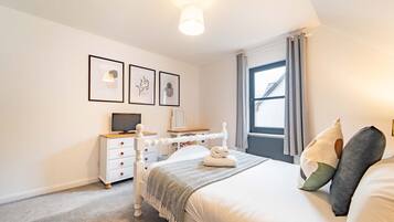2 Schlafzimmer, Schreibtisch, Bügeleisen/Bügelbrett, Reisekinderbett