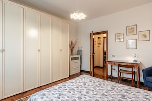 Tabla de planchar con plancha y ropa de cama