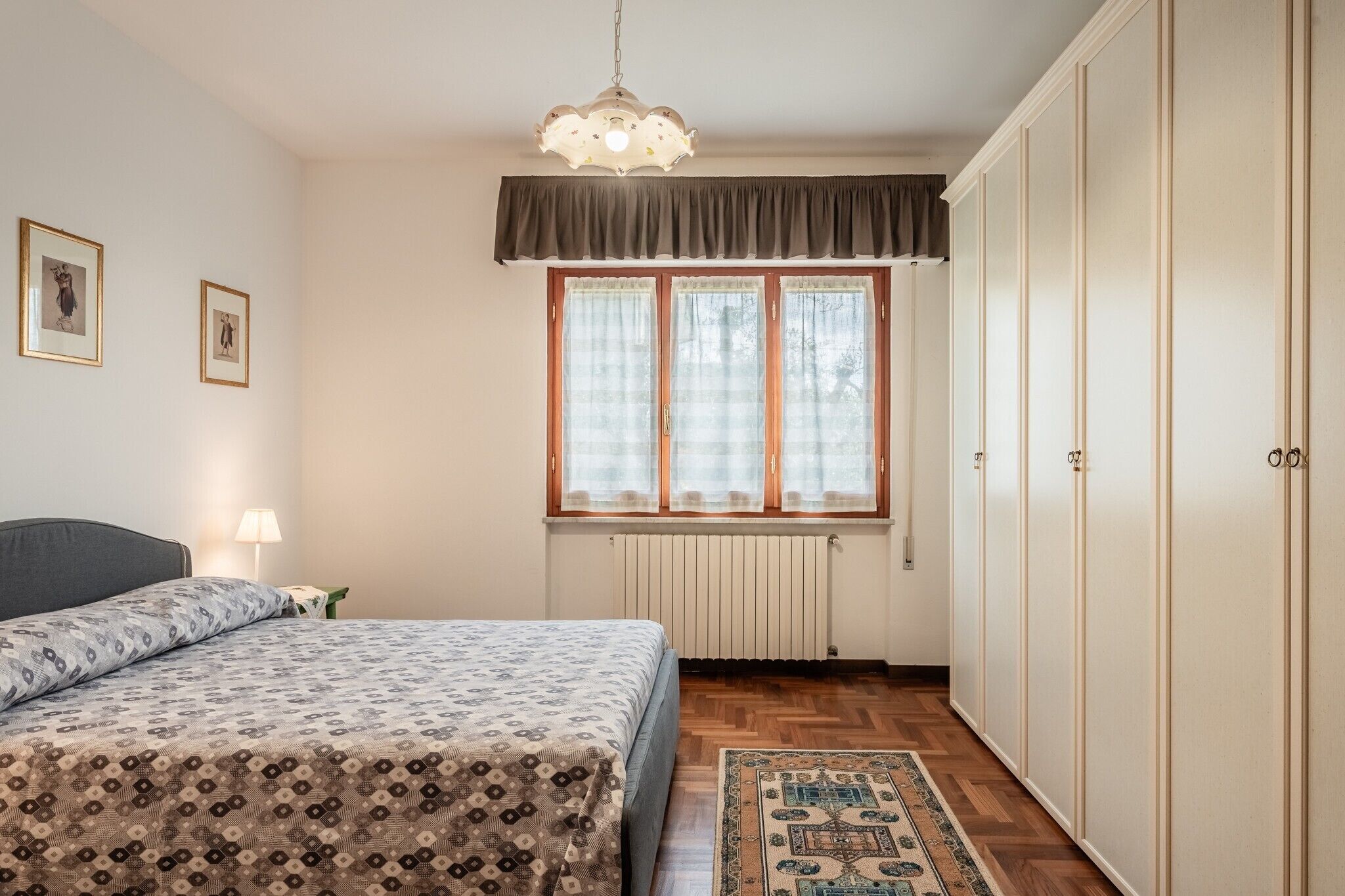 Iron/ironing board, bed sheets