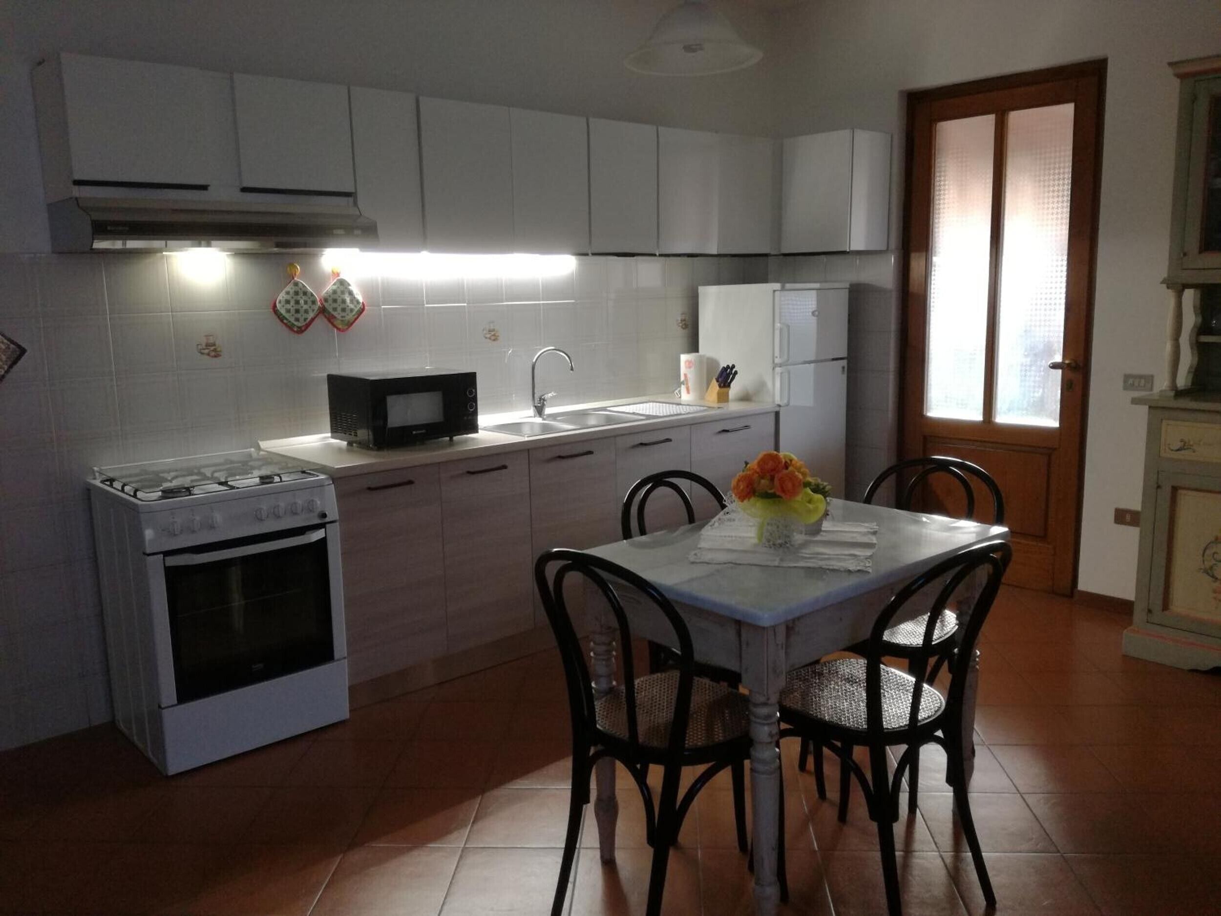 Frigorífico, microondas, horno y placa de cocina