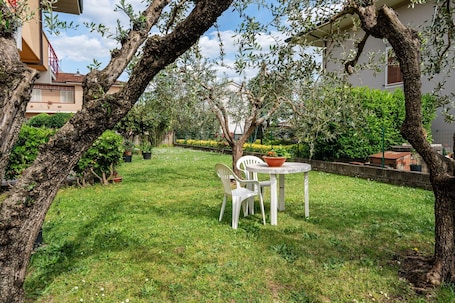 Outdoor dining. La casa di Beppe – Relax in Tuscany Between Countryside and Art Cities