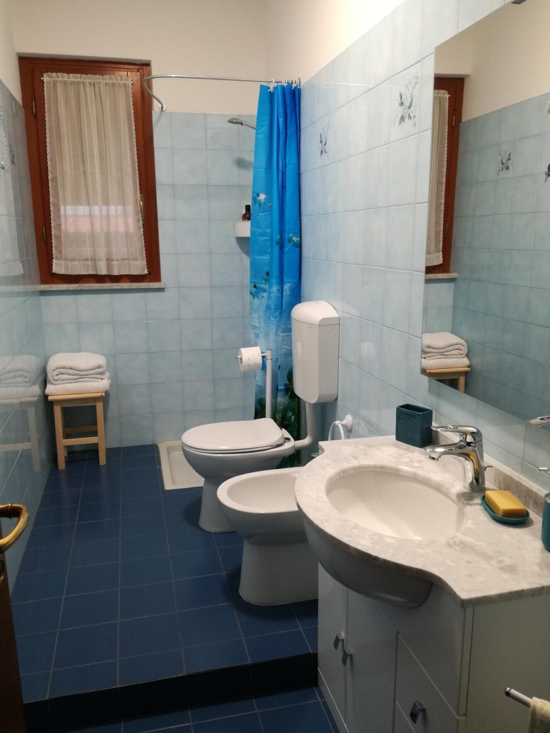 Douche, sèche-cheveux, serviettes fournies