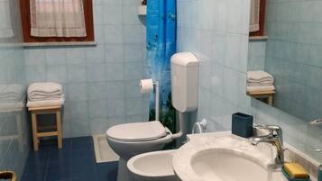 Douche, sĂšche-cheveux, serviettes fournies