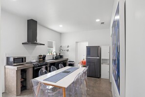 Fridge, microwave, oven, stovetop - The Art House in Marfa (Marfa)