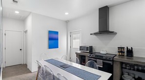 Fridge, microwave, oven, stovetop - The Art House in Marfa (Marfa)