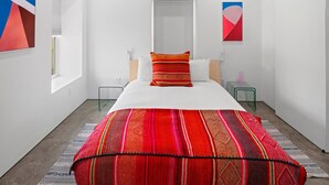 A modern bedroom with a large bed, a window with blinds, and a pull-up bar on the wall. - The Art House in Marfa (Marfa)