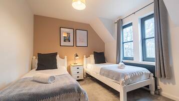 Bureau, fer et planche à repasser, lit parapluie, Wi-Fi