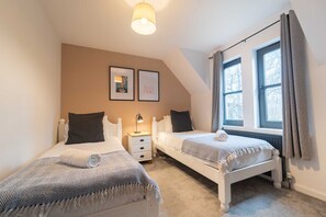 Työpöytä, silitysrauta/-lauta, vauvan matkasänky, Wi-Fi