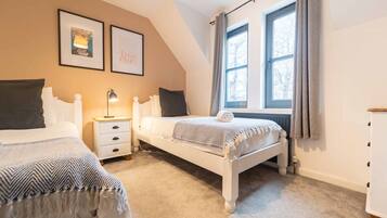 2 makuuhuonetta, työpöytä, silitysrauta/-lauta, vauvan matkasänky