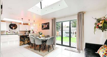 Windsor 5-Bed House - Stroll to Castle - Sleeps 13