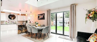 Windsor 5-Bed House - Stroll to Castle - Sleeps 13