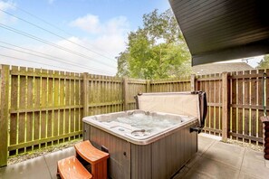 Outdoor spa tub - Muirloch Spa Plus, Dundee (Fowlis)
