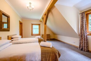 Room - Foresters Spa Plus, Dundee (Fowlis)