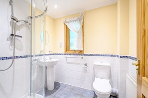 Shower - Barnard Lodge, Dundee (Fowlis)