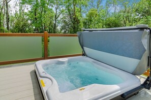 Outdoor spa tub - The Wansford, Wansford (Wansford)