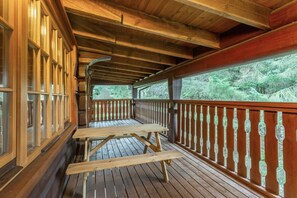 Outdoor dining - Kinder Lodge (Pet), Dundee (Fowlis)