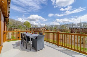 Outdoor dining - The Yarwell, Wansford (Wansford)