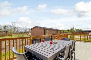 Outdoor dining - The Yarwell, Wansford (Wansford)