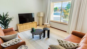 Smart TV, books - Ibis Rest Beach House (Geographe)