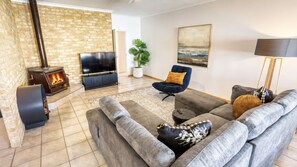 Smart TV, books - Ibis Rest Beach House (Geographe)
