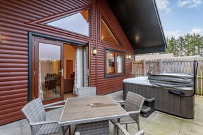 Outdoor dining - Raeburn Premier Spa, Dundee (Fowlis)
