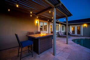 Outdoor dining - Immaculate Home Near Old Town Scottsdale and ASU! 5 Bdrms and Heated Pool! (Scottsdale)